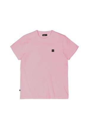 Rosa Baumwoll-T-Shirt mit Rundhalsausschnitt und kurzen Ärmeln. Verfügt über ein kleines schwarzes Logo-Patch auf der linken Brust. Glatte Textur.