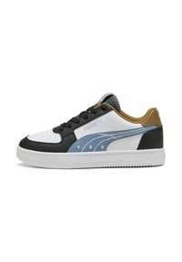 Baskets Puma avec une tige en cuir blanc, des accents en cuir noir, des détails de design bleu clair, un talon marron et des lacets noirs sur une semelle blanche.