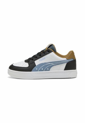 Baskets Puma avec une tige en cuir blanc, des accents en cuir noir, des détails de design bleu clair, un talon marron et des lacets noirs sur une semelle blanche.