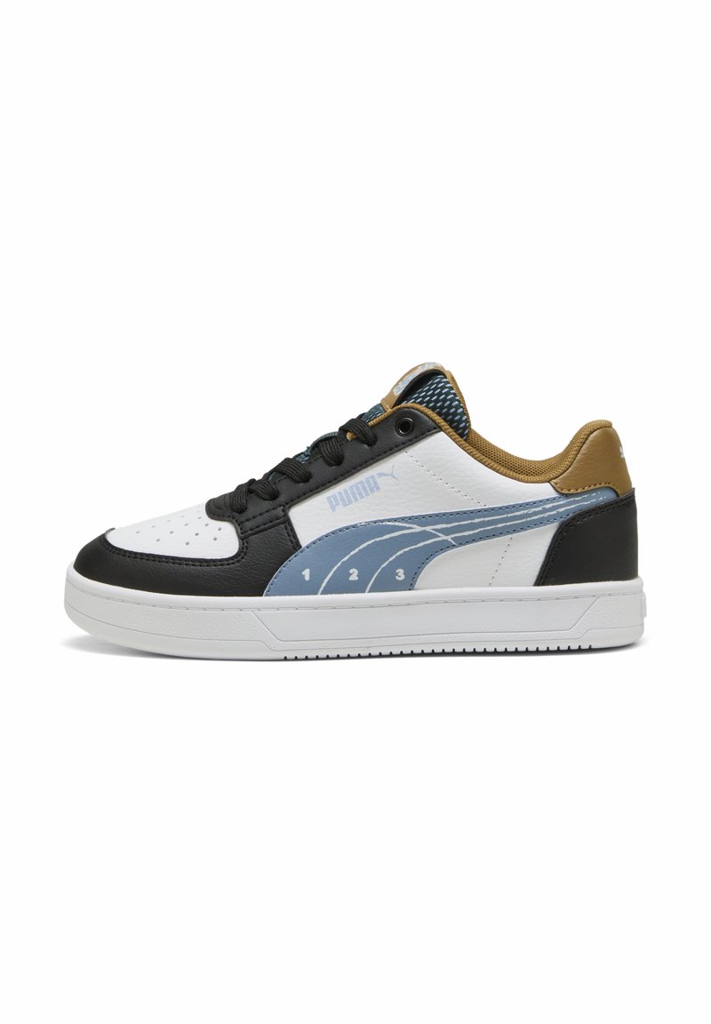 Baskets Puma avec une tige en cuir blanc, des accents en cuir noir, des détails de design bleu clair, un talon marron et des lacets noirs sur une semelle blanche.