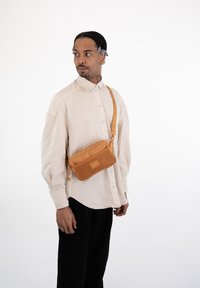 Johnny Urban ELLIOT - Borsa a tracolla - caramel
