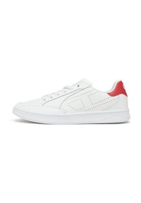 Hvide lædersneakers med en glat tekstur, der har perforerede detaljer, rød hæl akcent, hvide snørebånd og en rund hvid gummisål.
