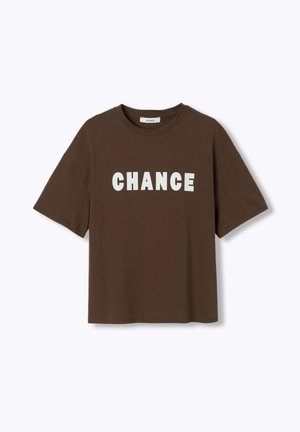 T-shirt marron à manches courtes avec col rond et texte blanc en gras « CHANCE » centré sur le devant sur un fond uni.
