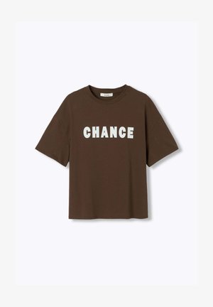 T-shirt marron à manches courtes avec col rond et texte blanc en gras « CHANCE » centré sur le devant sur un fond uni.