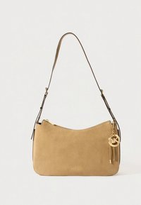 Sac à bandoulière en cuir fauve avec un design incurvé, une quincaillerie dorée et un pendentif logo ; équipé d'une fermeture éclair et d'une sangle réglable.