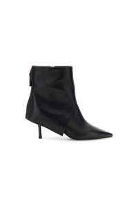 Bota negra hasta el tobillo hecha de cuero liso, con punta afilada, tacón bajo, diseño asimétrico y cremallera lateral para el cierre.