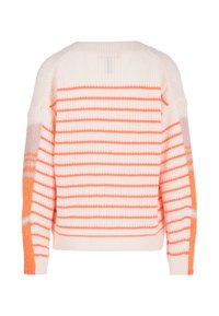 Gestreifter Pullover in Creme und Orange, mit einer weichen Stricktextur, abfallenden Schultern und lebhaften orangefarbenen Akzenten an den Ärmeln.