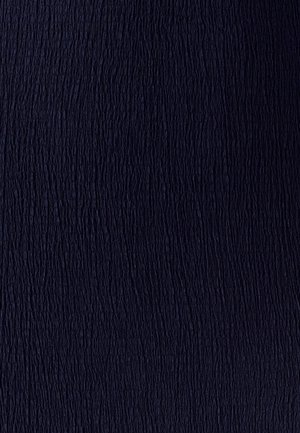 Dunkel marineblaue Texturstoff mit gekräuselter Oberfläche und vertikalen Linien, die ein strukturiertes und leicht unregelmäßiges Erscheinungsbild erzeugen.