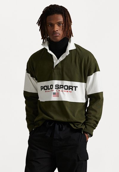Oliwkowa koszulka polo z długim rękawem w białe i czarne poziome paski, z logo "POLO SPORT" oraz małym akcentem w postaci amerykańskiej flagi.