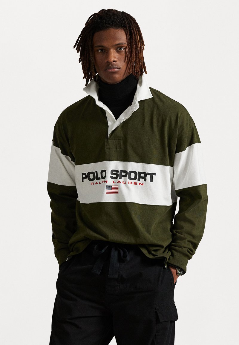 Olijfgroene longsleeve polo met witte en zwarte horizontale strepen, voorzien van het "POLO SPORT" logo en een klein accent van de Amerikaanse vlag.
