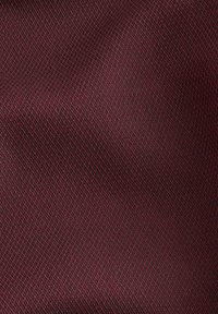 Burgundijos spalvos audinys su tekstūruotu deimantiniu raštu. Audinio pynimas turi plonas juodas linijas, sukuriant subtilų tinklelio efektą per paviršių.