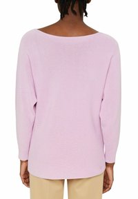 Hellrosa, gerippter Strickpullover mit überschnittenem Bootsausschnitt und langen Ärmeln, versehen mit einem lässigen Schnitt und glatter Textur.