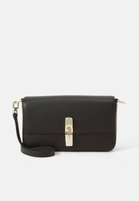 Musta nahkainen olkalaukku, jossa on kuvioitu pinta, kullanvärinen lukko ja litteä muotoilu. Sisältää säädettävän hihnan monipuolista käyttöä varten.