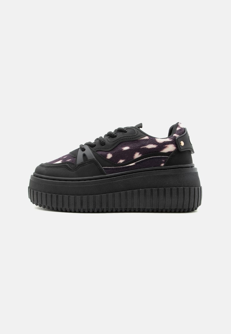 Μαύρο sneaker πλατφόρμα με παχιά ραβδωτή σόλα, μαύρα κορδόνια και άνω μέρος από ύφασμα σκούρου μωβ με βούλες, πλαϊνή όψη σε λευκό φόντο.