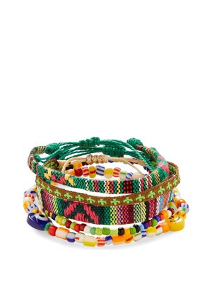 Et sæt farverige vævede og perlebesatte armbånd med grønne, røde, gule og blå mønstre samt justerbare knude-lukninger.