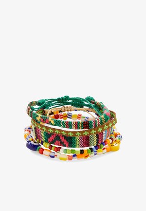 Ein Set bunter gewebter und mit Perlen verzierter Armbänder mit grünen, roten, gelben und blauen Mustern und verstellbaren Knotenverschlüssen.