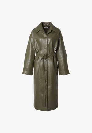 Manteau en simili cuir vert olive avec un col, fermeture à boutons, manches larges et une ceinture assortie à la taille.