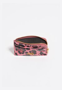Cartera de estampado de leopardo en rosa y negro con compartimentos con doble cremallera, herrajes en tono dorado y material texturizado. El interior está forrado en negro.
