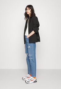 Levi's® HIGH WAISTED MOM JEAN - Nosečniške kavbojke - summer games
