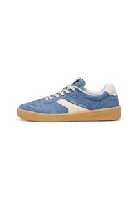 Zapatillas de tela vaquera con un upper de color azul claro, detalles en blanco y una suela de goma texturizada en beige. Diseño con cordones y con un collar acolchado.