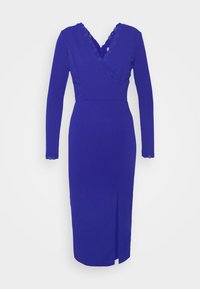 Vestido ajustado de mangas longas em azul vibrante, com decote em V com acabamento em renda, uma fenda no lado esquerdo e uma textura suave.