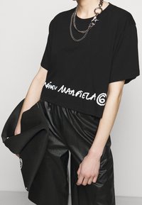 MM6 Maison Margiela Triko s potiskem - black