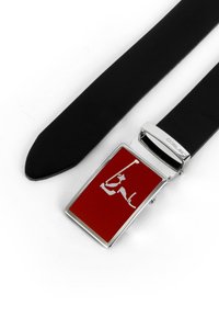 Schwarzer Ledergürtel mit einer silbernen rechteckigen Schnalle, die ein rotes Design und weiße grafische Details aufweist. Glatte Textur und eleganter Finish.