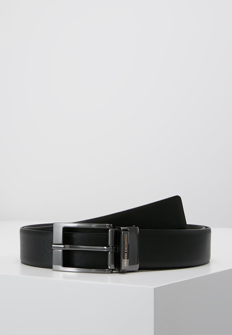 Ceinture en cuir noir avec une finition texturée, dotée d'une boucle à double ardillon en argent et d'un détail de marque. Bords lisses et construction solide.