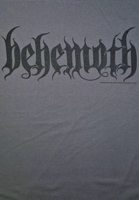 Šedé bavlněné tričko s výrazným černým gotickým písmem, které spelluje "behemoth" s ostrými, plynulými okraji a texturovaným potiskem.