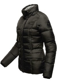 Giubbotto piumino nero con collo alto, design trapuntato, tasca con zip sul petto, due tasche laterali e polsini a costine. Fodera interna morbida.