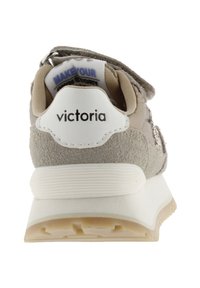 Sneaker grigio chiaro con tomaia in camoscio e accenti bianchi. Presenta un tallone imbottito, una chiusura in velcro e una suola in gomma testurizzata.