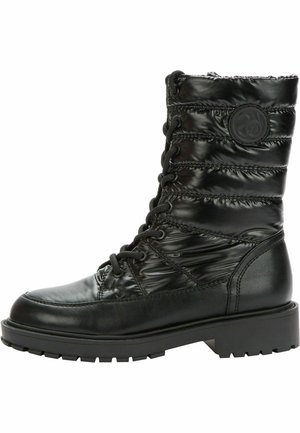 Schwarze Winterstiefel mit einer gepolsterten, gesteppte Oberseite, Lederunterseite, runder Spitze, Schnürdesign und strukturiertem schwarzen Gummisohle.