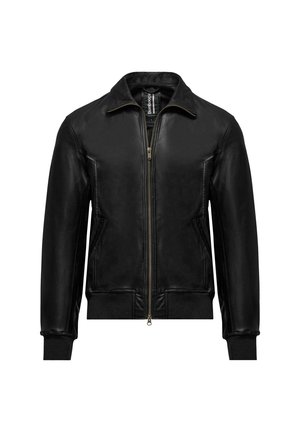 Czarna skórzana kurtka bomber z przednim zamkiem błyskawicznym, bocznymi kieszeniami, ściągaczami na rękawach i kołnierzem, przedstawiona na białym tle.