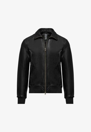 Czarna skórzana kurtka bomber z przednim zamkiem błyskawicznym, bocznymi kieszeniami, ściągaczami na rękawach i kołnierzem, przedstawiona na białym tle.