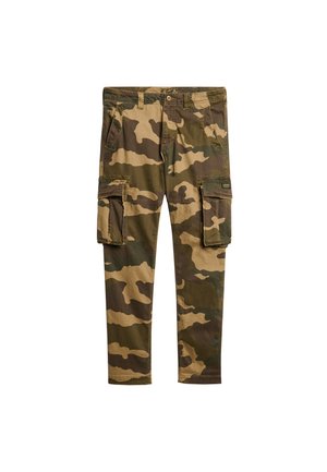 Męskie spodnie bojówki w kamuflażu z zapięciem na guziki, bocznymi kieszeniami oraz kieszeniami na udach z klapami, prezentowane na białym tle.