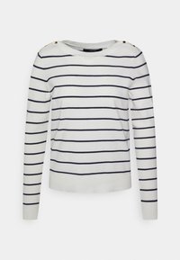 Vit långärmad tröja med marinblå horisontella ränder, rund halsringning och två guldfärgade knappar på axeln. Mjuk stickad kvalitet.