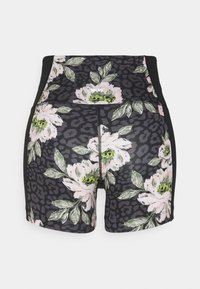 Shorts noirs taille haute avec grandes fleurs rose clair, feuilles vertes et motif léopard sombre subtil.
