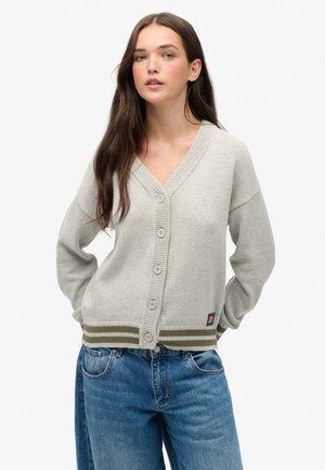 Lichtgrijze gebreide cardigan met een V-hals, voorzien van een knoopsluiting en een geribbelde zoom met groene en witte streepaccenten.
