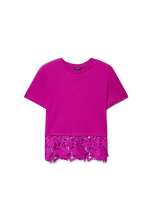 Leuchtend magentafarbenes Kurzarm-Top mit Rundhalsausschnitt und floralen Spitzenbesätzen am Saum.