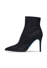 Stivale alla caviglia nero con punta affilata e tacco alto a stiletto. Presenta un motivo a spina di pesce in fili argentati su un tessuto testurizzato.