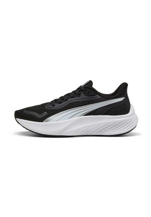 Zapatillas deportivas negras con parte superior de malla transpirable, acentos plateados, entresuela blanca acolchada y suela de goma negra texturizada.