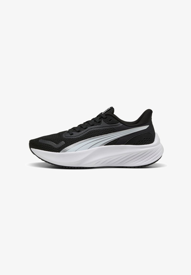 Zapatillas deportivas negras con parte superior de malla transpirable, acentos plateados, entresuela blanca acolchada y suela de goma negra texturizada.