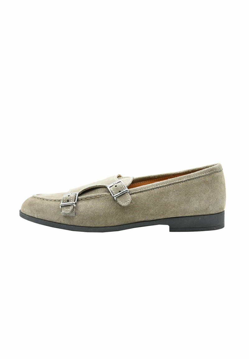 Mocassino in suede grigio con profilo basso, due fibbie argentate e punta tondeggiante. La suola è in gomma nera con una texture minima.