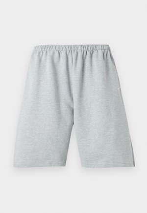 Αθλητικές βερμούδες ανοιχτό γκρι μέχρι το γόνατο με ελαστική μέση και μικρό λευκό λογότυπο στο αριστερό πόδι.