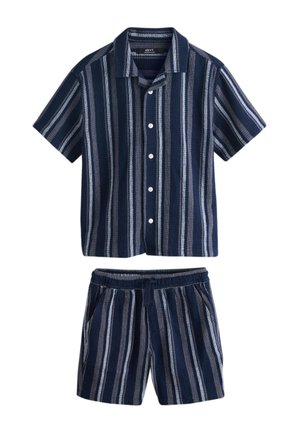 Marineblaues kurzärmeliges Hemd mit Knöpfen und Shorts mit elastischem Bund, vertikal weiß und hellblau gestreift.