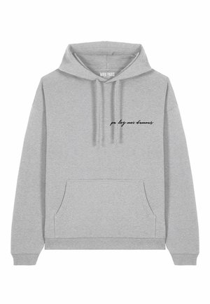Sweat à capuche gris en mélange de coton, avec une poche avant et un texte en cursive noire qui dit "po ley moi d’amours" sur la poitrine.