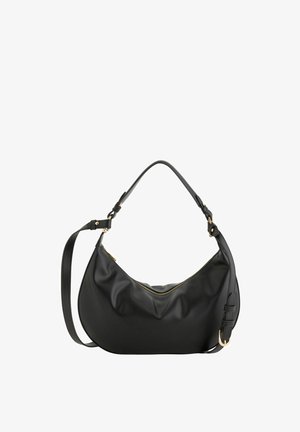 Sac à main en cuir noir en forme de croissant avec bandoulière réglable et détails dorés sur la fermeture éclair et la boucle, sur fond blanc.