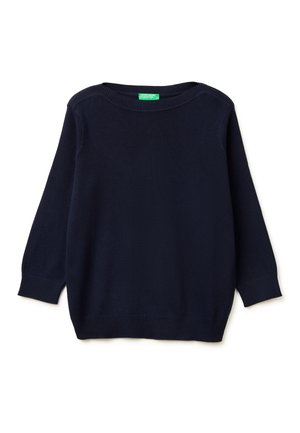 Marineblauwe trui met lange mouwen en ronde hals, geribbelde manchetten en zoom, plat gelegd op een witte achtergrond.