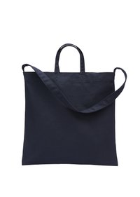 Sac fourre-tout en tissu bleu marine avec deux poignées courtes et une bandoulière longue, simple et sans décoration, sur fond blanc.
