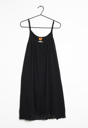 Svart ärmlös klänning med en texturerad tyg, samlad halsringning och spetsdetaljer i nederkanten. Hänger från en svart klädhängare.